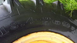 CHEAP 2 FIRESTONE TRACTOR TYRES FOR JCB,GOOD CONDITION ALSO JCB BACK RIM,. 