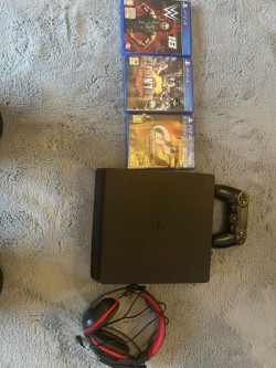 Ps4 slim 500gb with original controller and a headset 
