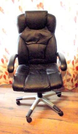  Swivel type chair for study or office. 