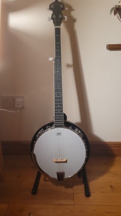 5 String Heartland Banjo with stand and gig bag 