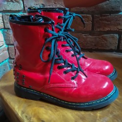 RED BOOTS (SHINY FINISH). 
