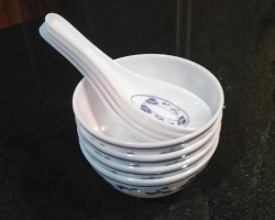 4 PLASTIC ASIAN SOUP/RICE BOWLS, WITH SPOONS. 
